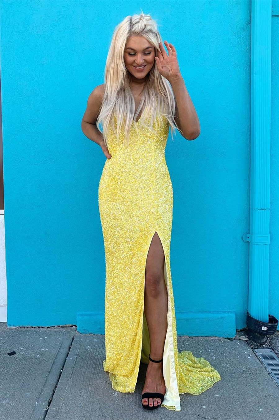 Mermaid V-Neck Yellow Sequined Prom Dress