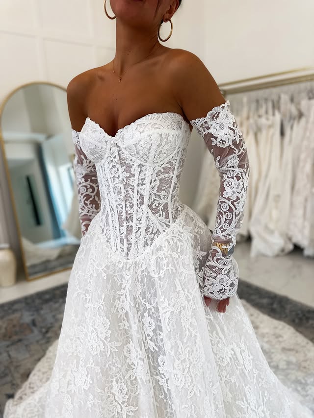 Classic Sweetheart Strapless A-Line Formal Lace Wedding Dress