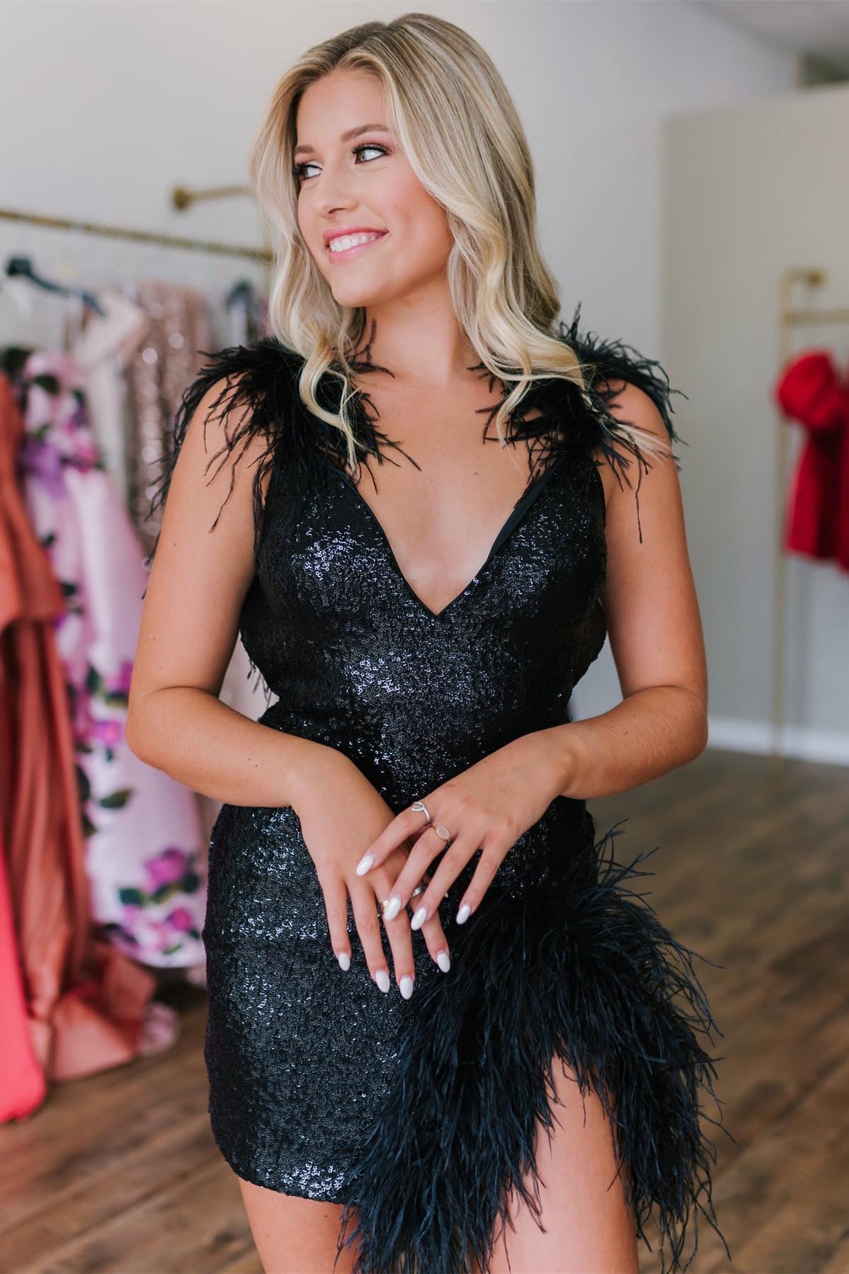 V-Neck Black Feathers Bodycon Homecoming Dress FancyVestido V-Neck Black Feathers Bodycon Homecoming Dress FancyVestido
