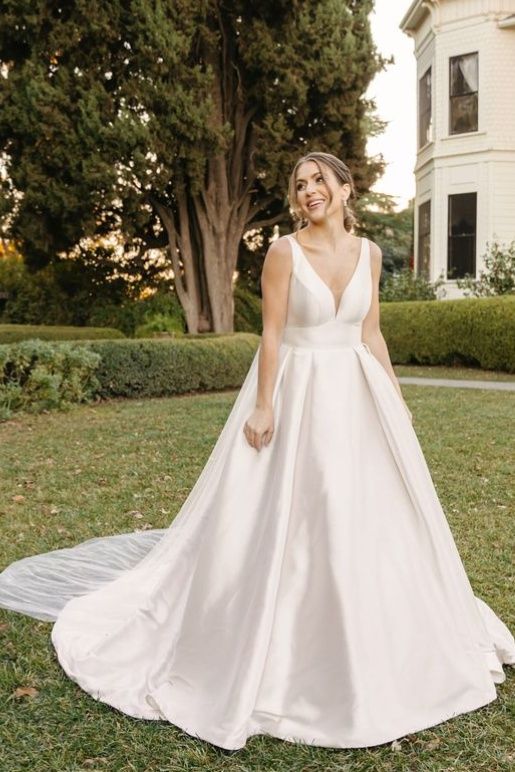 V-Neck Satin Wedding Dress with A-Line FancyVestido V-Neck Satin Wedding Dress with A-Line FancyVestido