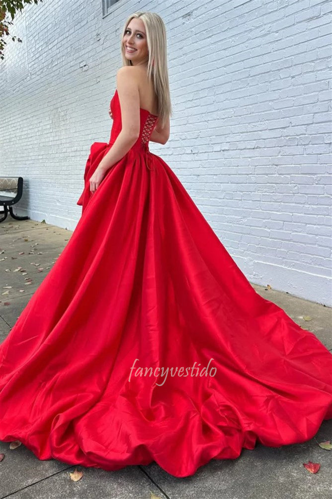 Strapless Coop Neck Red Satin A-Line Prom Dress with Floral FancyVestido Strapless Coop Neck Red Satin A-Line Prom Dress with Floral FancyVestido