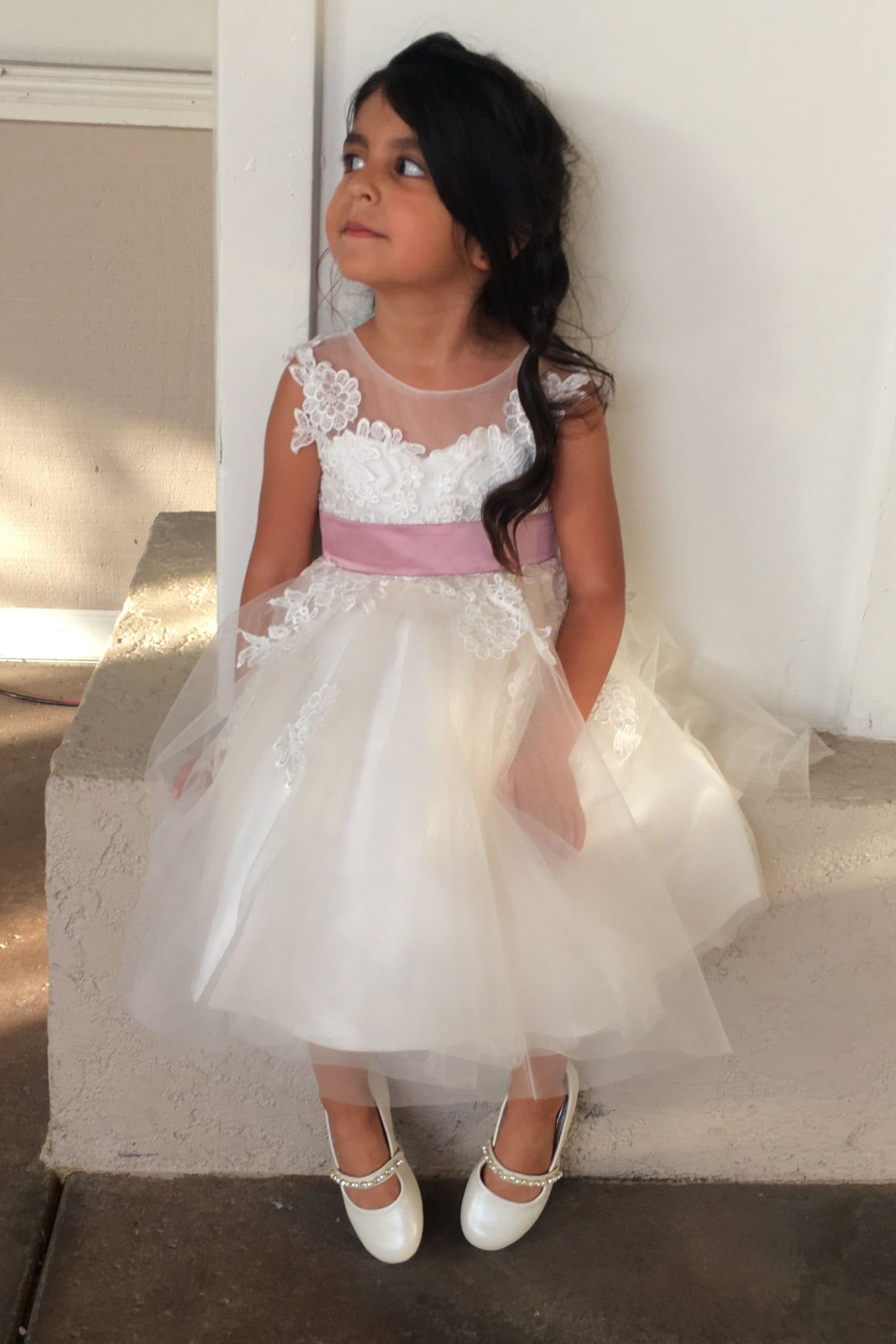 Tulle A-Line Lace Appliques Round Sleeveless Flower Girl Dress