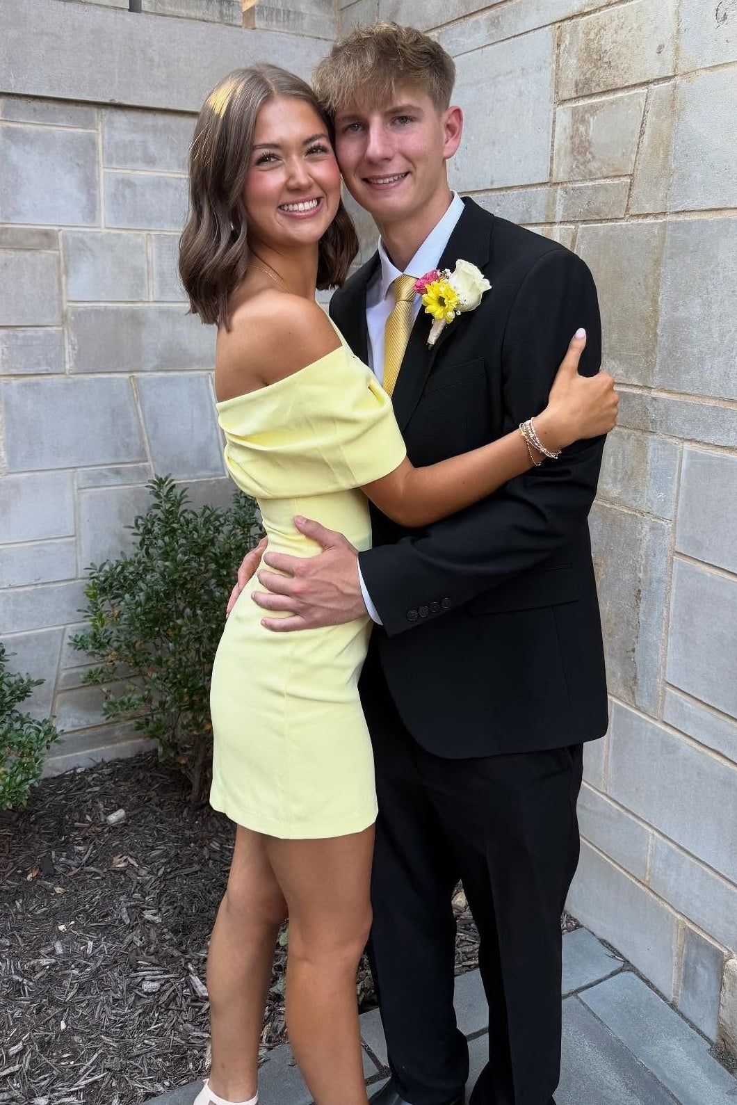 Yellow Fitted Off-Shoulder Empire Mini Homecoming Dress