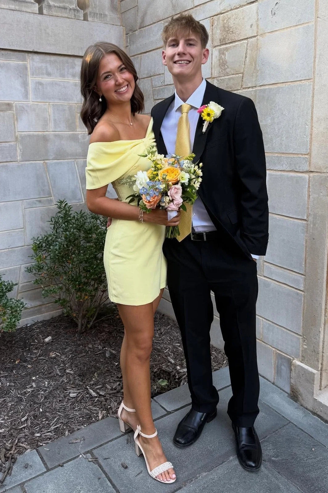 Yellow Fitted Off-Shoulder Empire Mini Homecoming Dress