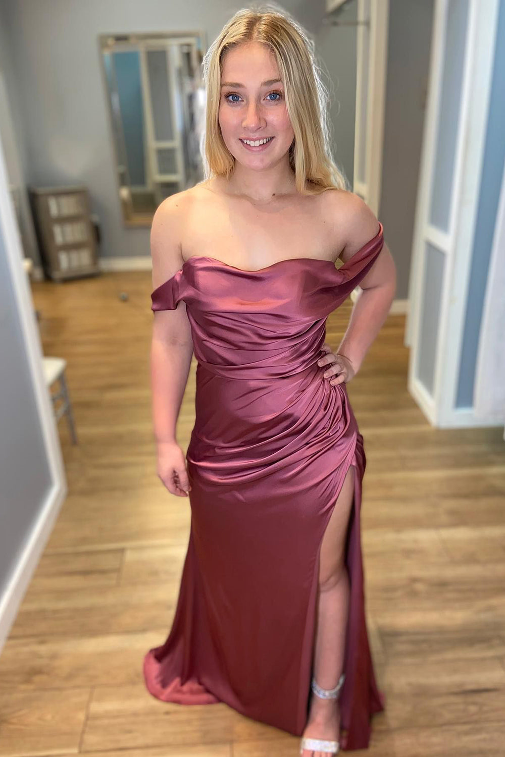 Off the Shoulder Dusty Rose Pleated Bridesmaid Dress FancyVestido Off the Shoulder Dusty Rose Pleated Bridesmaid Dress FancyVestido