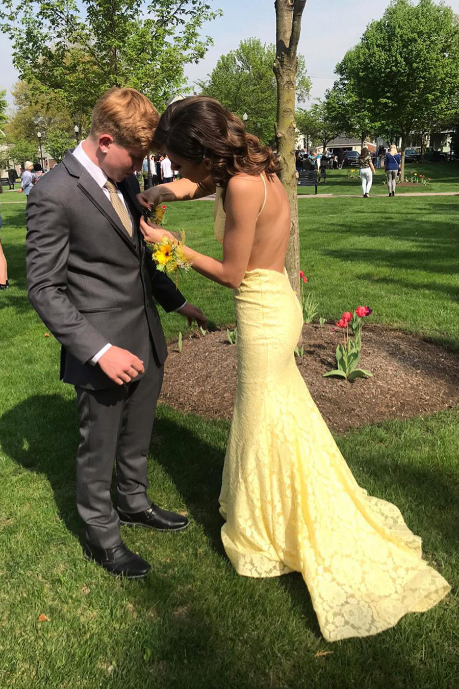 Yellow Hoco Dresses Tight Gold Mermaid Satin Prom Dresses Halter Neck Evening Dress FD2682 Custom Colors Yellow Hoco Dresses Tight Gold Mermaid Satin Prom Dresses Halter Neck Evening Dress FD2682 Custom Colors